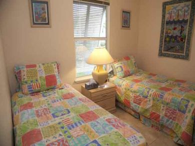 Guest bedroom with twin beds